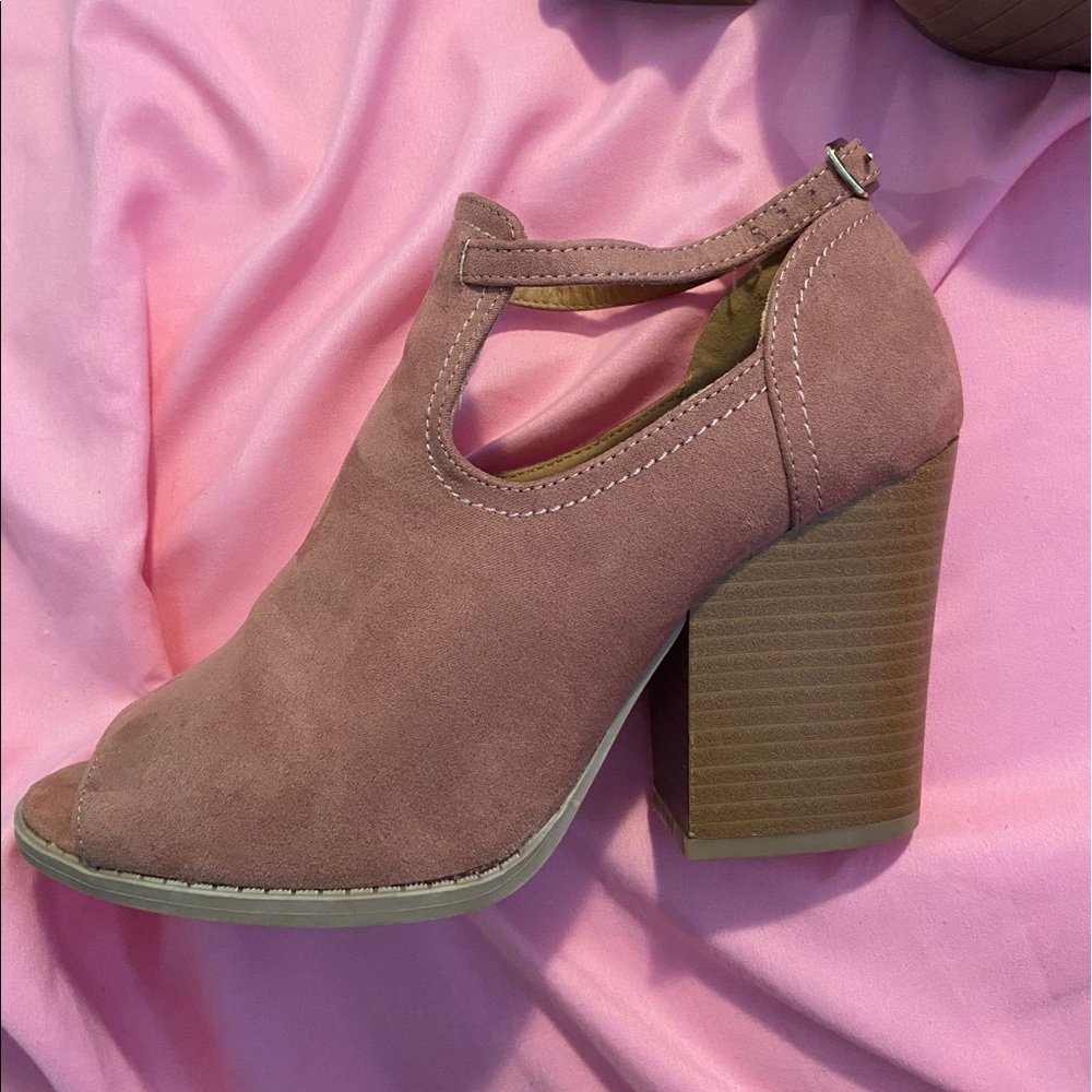 SOFT PINK HEELS